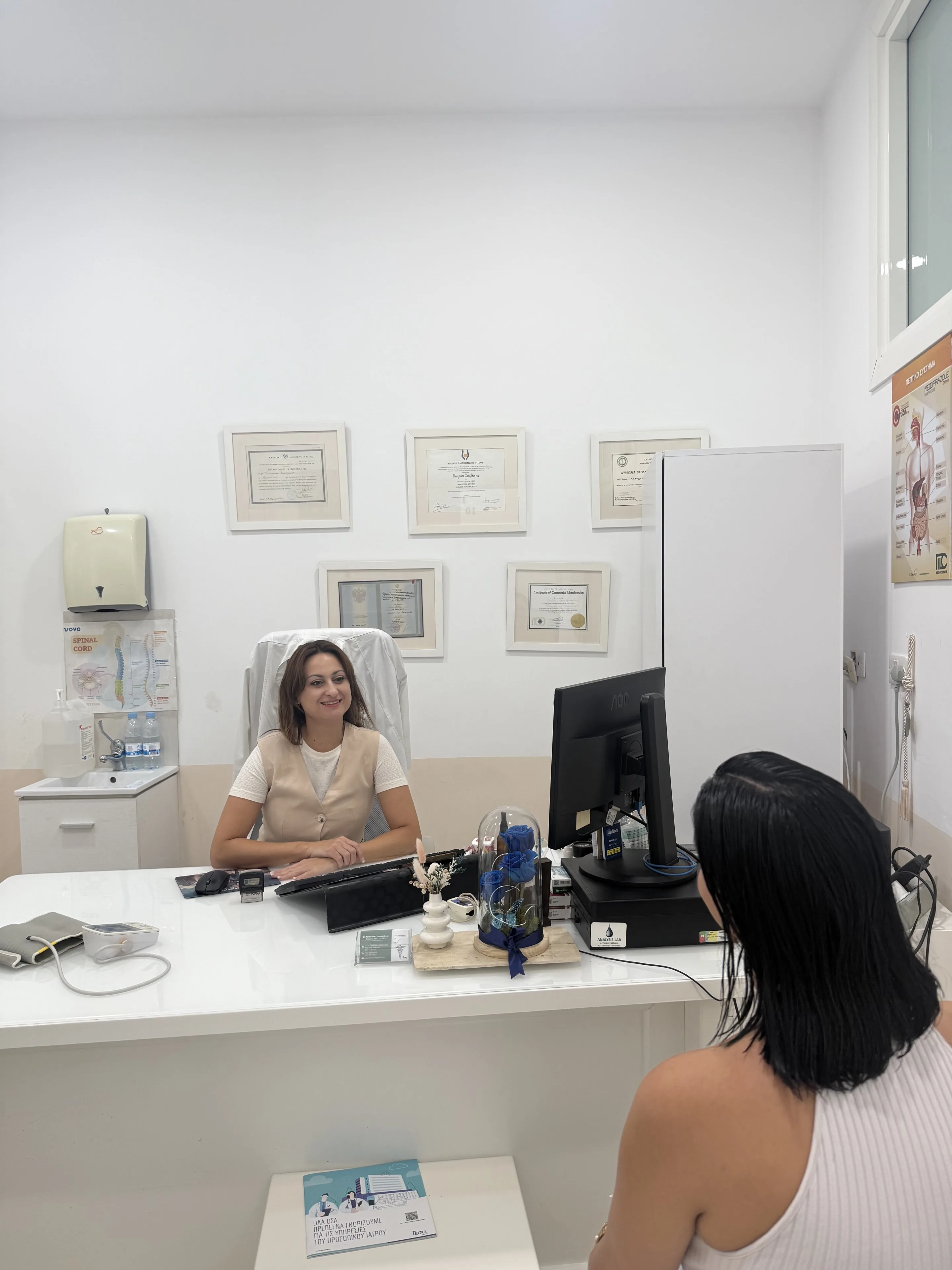 Η γιατρός στον χώρο εξέτασης του ιατρείου