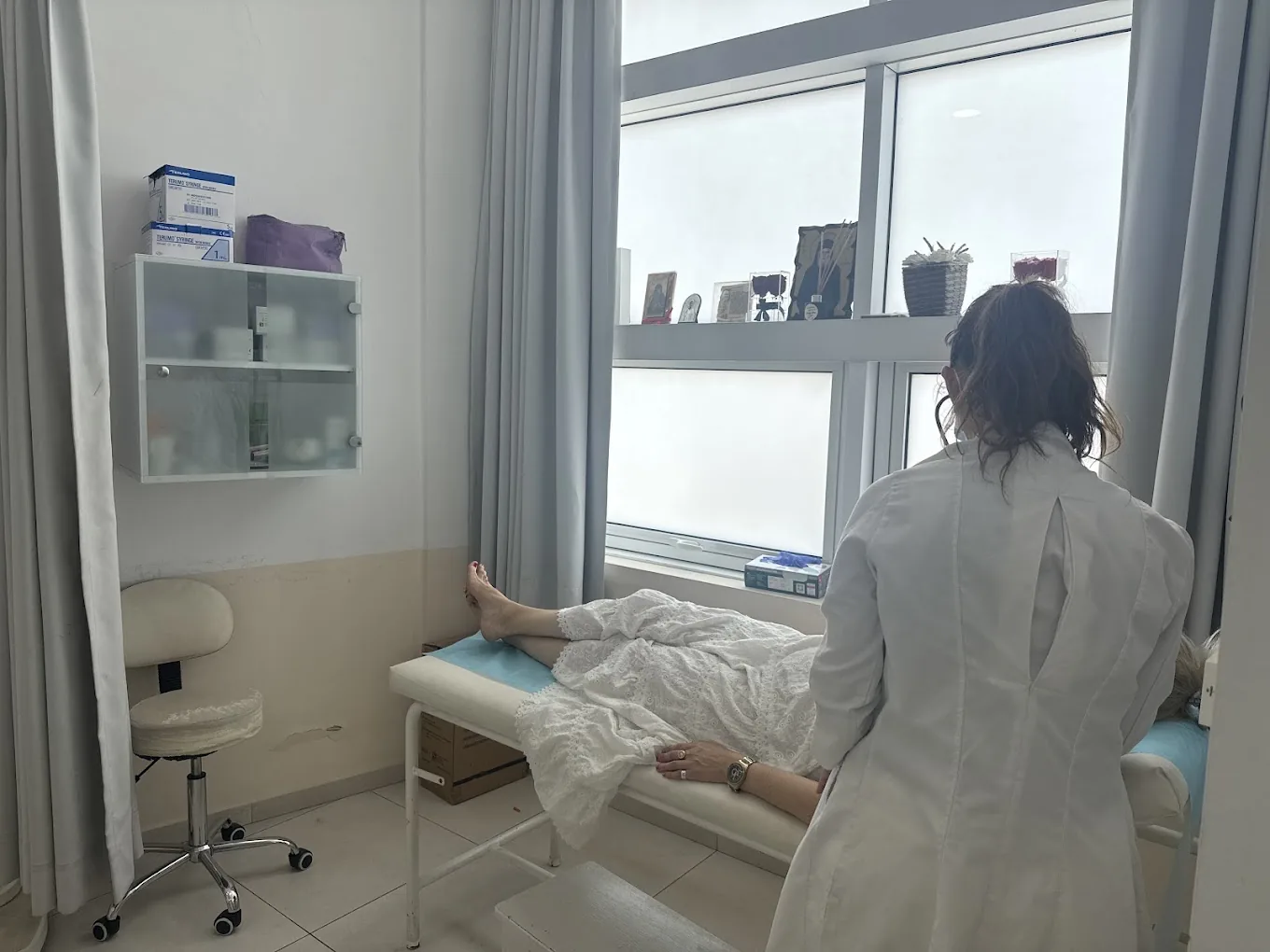 Η γιατρός φροντίζει ασθενή στον χώρο εξέτασης